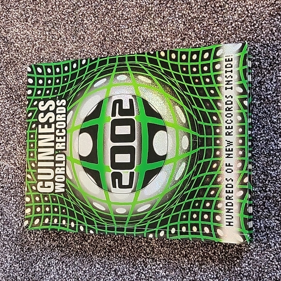 Guinness World Records 2002 Hardcover Book - Picture 1 of 3